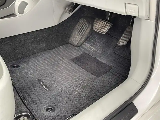 トヨタ プリウス G 大分県 2013(平25)年 7.4万km ホワイトパールクリスタルシャイン 純正SDナビ（NSZT-W62G）/　BT/CD/DVD/フルセグ/バックカメラ/パワーシート（D席）/ビルトインETC/クルーズコントロール/スペアキー/スマートキー/プッシュスタート/オートライト/カーテンエアバック/ステアリングスイッチ/純正フロアマット