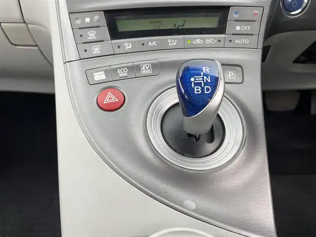 トヨタ プリウス G 大分県 2013(平25)年 7.4万km ホワイトパールクリスタルシャイン 純正SDナビ（NSZT-W62G）/　BT/CD/DVD/フルセグ/バックカメラ/パワーシート（D席）/ビルトインETC/クルーズコントロール/スペアキー/スマートキー/プッシュスタート/オートライト/カーテンエアバック/ステアリングスイッチ/純正フロアマット