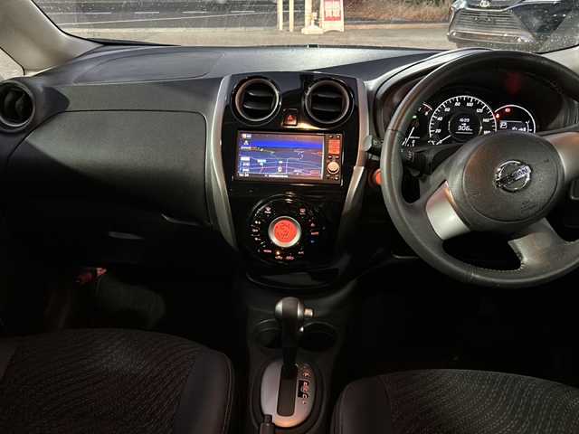 日産 ノート メダリスト 福島県 2012(平24)年 6.1万km ラディアントレッド 純正7インチナビ/・型番：MM112-W/・ワンセグTV/SD/CD/AUX/FM/AM/・バックカメラ/・アラウンドビューモニター/革張りステアリング/ハーフレザーシート/プッシュスタート/・スマートキー/・スペアキー1本/電動格納ミラー/アイドリングストップ/ハロゲンヘッドライト/・オートライト/・ヘッドライトレベライザー/純正ドアバイザー/純正フロアマット/積込みスタッドレスタイヤ/・LOXARNY SPORTアルミ/・溝8mm