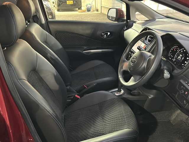 日産 ノート メダリスト 福島県 2012(平24)年 6.1万km ラディアントレッド 純正7インチナビ/・型番：MM112-W/・ワンセグTV/SD/CD/AUX/FM/AM/・バックカメラ/・アラウンドビューモニター/革張りステアリング/ハーフレザーシート/プッシュスタート/・スマートキー/・スペアキー1本/電動格納ミラー/アイドリングストップ/ハロゲンヘッドライト/・オートライト/・ヘッドライトレベライザー/純正ドアバイザー/純正フロアマット/積込みスタッドレスタイヤ/・LOXARNY SPORTアルミ/・溝8mm