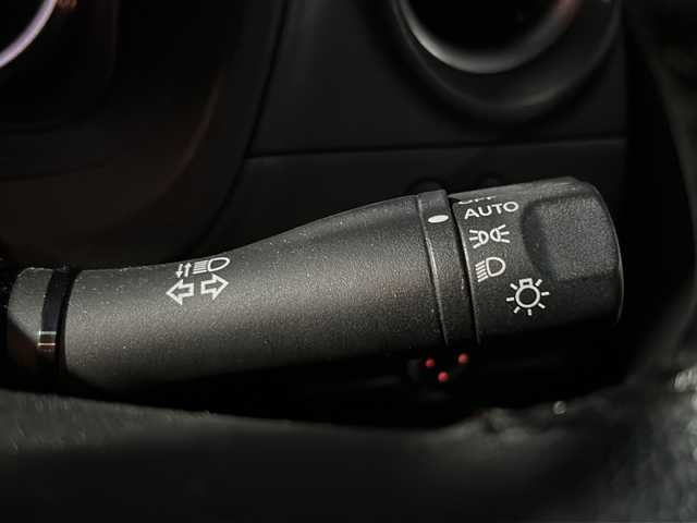 日産 ノート メダリスト 福島県 2012(平24)年 6.1万km ラディアントレッド 純正7インチナビ/・型番：MM112-W/・ワンセグTV/SD/CD/AUX/FM/AM/・バックカメラ/・アラウンドビューモニター/革張りステアリング/ハーフレザーシート/プッシュスタート/・スマートキー/・スペアキー1本/電動格納ミラー/アイドリングストップ/ハロゲンヘッドライト/・オートライト/・ヘッドライトレベライザー/純正ドアバイザー/純正フロアマット/積込みスタッドレスタイヤ/・LOXARNY SPORTアルミ/・溝8mm