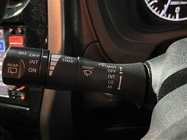 日産 ノート メダリスト 福島県 2012(平24)年 6.1万km ラディアントレッド 純正7インチナビ/・型番：MM112-W/・ワンセグTV/SD/CD/AUX/FM/AM/・バックカメラ/・アラウンドビューモニター/革張りステアリング/ハーフレザーシート/プッシュスタート/・スマートキー/・スペアキー1本/電動格納ミラー/アイドリングストップ/ハロゲンヘッドライト/・オートライト/・ヘッドライトレベライザー/純正ドアバイザー/純正フロアマット/積込みスタッドレスタイヤ/・LOXARNY SPORTアルミ/・溝8mm