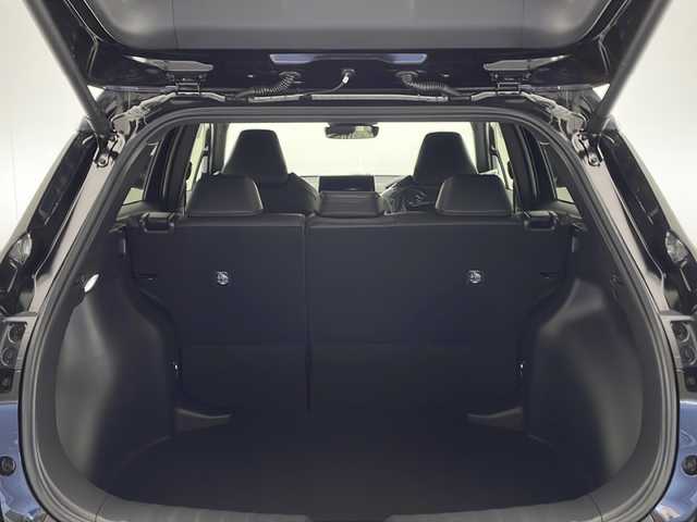 トヨタ カローラ クロス ハイブリッド Z 宮崎県 2025(令7)年 0.1万km アティチュードブラックマイカ 登録済み未使用車/トヨタセーフティセンス/純正8型ディスプレイオーディオ/（T-CONNECT/USB/Bluetooth/フルセグTV）/純正ビルトインETC/純正LEDオートライト/純正LEDフォグ/純正18インチアルミ/全方位モニター/パノラミックガラスルーフ/アダプティブクルーズコントロール/レーンディパーチャーアラート/オートマチックハイビーム/ブラインドスポットモニター/パーキングアシスト/クリアランスソナー/パワーバックドア/運転席パワーシート/ハーフレザーシート/前席シートヒーター/デュアルオートエアコン/スマートキー/プッシュエンジンスタート/スペアキー/新車時保証書/取扱い説明書