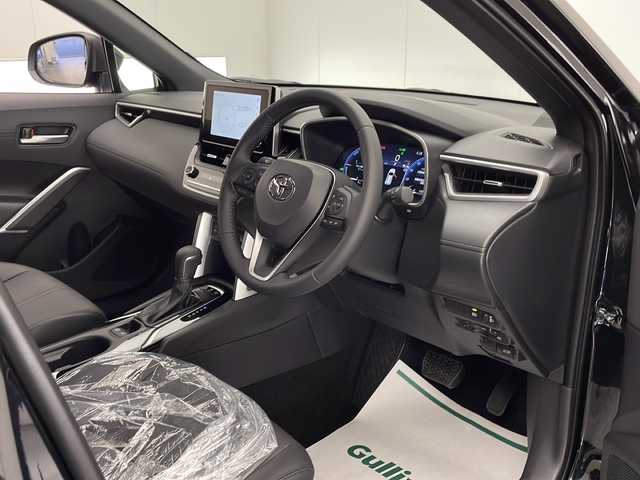 トヨタ カローラ クロス ハイブリッド Z 宮崎県 2025(令7)年 0.1万km アティチュードブラックマイカ 登録済み未使用車/トヨタセーフティセンス/純正8型ディスプレイオーディオ/（T-CONNECT/USB/Bluetooth/フルセグTV）/純正ビルトインETC/純正LEDオートライト/純正LEDフォグ/純正18インチアルミ/全方位モニター/パノラミックガラスルーフ/アダプティブクルーズコントロール/レーンディパーチャーアラート/オートマチックハイビーム/ブラインドスポットモニター/パーキングアシスト/クリアランスソナー/パワーバックドア/運転席パワーシート/ハーフレザーシート/前席シートヒーター/デュアルオートエアコン/スマートキー/プッシュエンジンスタート/スペアキー/新車時保証書/取扱い説明書