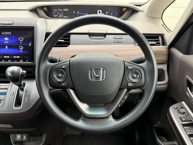 ホンダ フリード G ホンダセンシング 福岡県 2022(令4)年 0.9万km プラチナホワイトパール 純正9型SDナビ(フルセグTV/CD/DVD/BT)バックモニターホンダセンシングレーダークルコン両側パワスラドラレコETCシートヒーターUSBポート純正LEDヘッドライト純正フロアマットスマートキープッシュスタート
