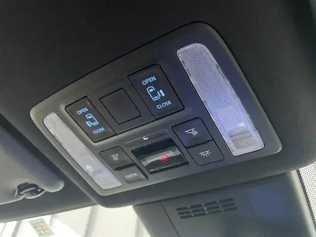 トヨタ ヴォクシー S－Z 大阪府 2022(令4)年 1.1万km グリッターブラックガラスフレーク 純正10.5インチナビ/   フルセグTV/Bluetooth/USB/CD/DVDデッキ/バックモニター/14インチ後席モニター/衝突軽減ブレーキ/横滑り防止装置/前席シートヒーター/両側パワースライドドア/レーダークルーズコントロール/レーントレーシングアシスト/コーナーセンサー/オートマチックハイビーム/ハーフレザーシート/純正17インチアルミホイール/プッシュスタート/スマートキー/ETC/LEDライト