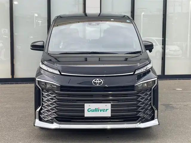 トヨタ ヴォクシー S－Z 大阪府 2022(令4)年 1.1万km グリッターブラックガラスフレーク 純正10.5インチナビ/   フルセグTV/Bluetooth/USB/CD/DVDデッキ/バックモニター/14インチ後席モニター/衝突軽減ブレーキ/横滑り防止装置/前席シートヒーター/両側パワースライドドア/レーダークルーズコントロール/レーントレーシングアシスト/コーナーセンサー/オートマチックハイビーム/ハーフレザーシート/純正17インチアルミホイール/プッシュスタート/スマートキー/ETC/LEDライト