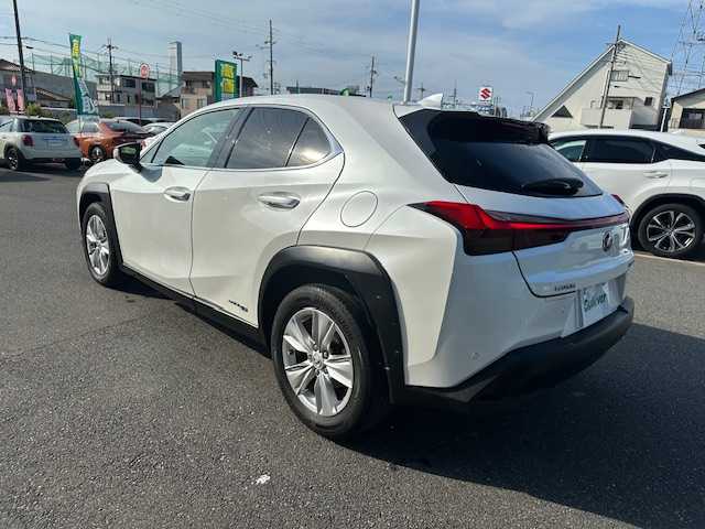 レクサス ＵＸ 250h バージョンC 大阪府 2020(令2)年 2.5万km ソニッククォーツ ナビ　/フルセグ　/Ｂｌｕｅｔｏｏｔｈ　/バックカメラ　/レザーシート　/シートヒーター　/ステアリングヒーター　/ブラインドスポットモニター　/メモリーシート　/パワーシート　/前後コーナーセンサー　/ドラレコ　/ＥＴＣ/カードキー