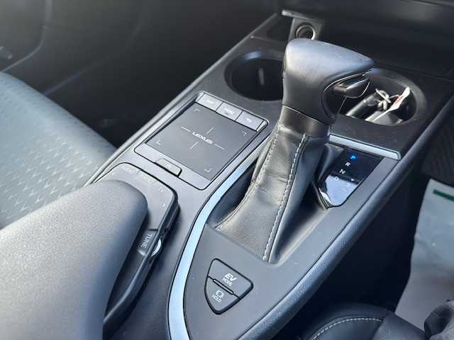 レクサス ＵＸ 250h バージョンC 大阪府 2020(令2)年 2.5万km ソニッククォーツ ナビ　/フルセグ　/Ｂｌｕｅｔｏｏｔｈ　/バックカメラ　/レザーシート　/シートヒーター　/ステアリングヒーター　/ブラインドスポットモニター　/メモリーシート　/パワーシート　/前後コーナーセンサー　/ドラレコ　/ＥＴＣ/カードキー