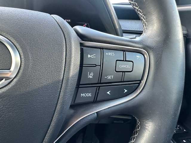 レクサス ＵＸ 250h バージョンC 大阪府 2020(令2)年 2.5万km ソニッククォーツ ナビ　/フルセグ　/Ｂｌｕｅｔｏｏｔｈ　/バックカメラ　/レザーシート　/シートヒーター　/ステアリングヒーター　/ブラインドスポットモニター　/メモリーシート　/パワーシート　/前後コーナーセンサー　/ドラレコ　/ＥＴＣ/カードキー