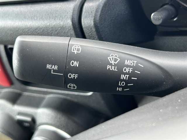 スズキ ジムニー XC 熊本県 2023(令5)年 0.7万km ブルーイッシュブラックパール3 スズキセーフティサポート/・デュアルセンサーブレーキ/・誤発進抑制機能/・車線逸脱警報機能/・ふらつき警報機能/・標識認識機能/・ハイビームアシスト/・先行車発進お知らせ/社外グリル/前後シルバーバンパー/オーバーフェンダー/前席シートヒーター/クルーズコントロール/LEDヘッドライト/・フォグランプ/純正フロアマット/革巻きステアリング/・ステアリングスイッチ/純正アルミホイール/電動格納ミラー/・ウインカーミラー/プッシュスタート/・スマートキー