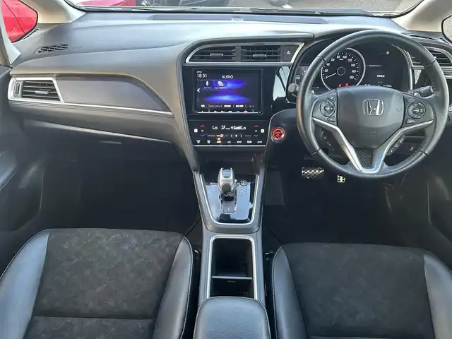 ホンダ シャトル ハイブリッド X ホンダセンシング 熊本県 2018(平30)年 11.2万km ホワイトオーキッドパール 純正ナビ（Gathers　VXM-187VFEi)/フルセグTV/BT/CD/DVD/USB/HDMI/ipod)/バックカメラ/純正フロアマット/ホンダセンシング/・路外逸脱抑制機能/・衝突軽減ブレーキ/・先行車発進お知らせ機能/・横滑り防止/・アダプティブクルーズコントロール/・車両接近お知らせ/・標識認識機能/・誤発進抑制機能/・歩行者事故低減ステアリング/・車線維持支援システム/・オートハイビーム/ハーフレザーシート/・D/Nシートヒーター/革巻きステアリング/・パドルシフト/・ステアリングリモコン/オートライト/・フォグライト/・LEDヘッドライト/ドアバイザー/スマートキー/・スペアキー×１