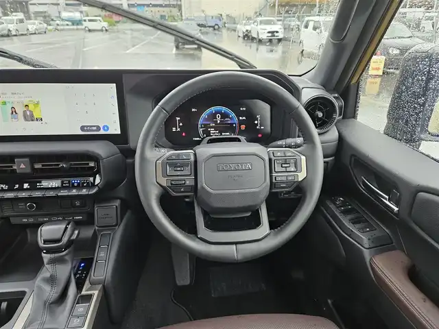 トヨタ ランドクルーザー ２５０ VX ファーストエディション 宮城県 2024(令6)年 1.1万km 茶Ⅱ 〇ワンオーナー/〇JAOSフロントスポイラー/〇JAOSサイドステップ/〇ムーンルーフ/〇ルーフレール/〇純正12.3インチディスプレイオーディオ/〇コネクティッドナビ対応/〇バックカメラ/〇パノラミックビューモニター/〇ビルトインETC2.0/〇ドライブレコーダー/〇7人乗り/〇セーフティセンス/・レーダークルーズコントロール/・プリクラッシュセーフティー/〇トヨタチームメイト/〇丸目1眼LEDヘッドランプ/〇オートライト/〇LEDフロントフォグ/〇純正18インチアルミ/〇革巻きステアリング/〇ステアリングヒーター/〇左右後席独立温度調整オートエアコン/〇ダークチェスナット革シート/〇シートヒーター/〇シートベンチレーション/〇パワーシート/〇パワーバックドア/〇スマートエントリー/〇禁煙車