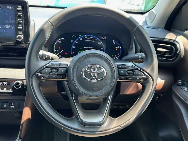 トヨタ ヤリスクロス ハイブリッド Z 茨城県 2022(令4)年 0.8万km ブラックマイカ 純正ＳＤナビ/-BT/FM/AM　/レーダークルーズコントロール　/ＥＴＣ　/バックカメラ　/D席N席シートヒーター　/D席パワーシート　/コーナーセンサー前後　/ＬＥＤヘッドライト　/オートライト　/レーンキープアシスト/純正18インチアルミホイール/オールオートパワーウィンドウ/パワーステアリング/プッシュスタート