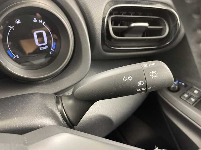 トヨタ ヤリスクロス G 道央・札幌 2022(令4)年 0.5万km ブラックマイカ ・４WD /寒冷地仕様/・トヨタセーフティセンス/・プリクラッシュセーフティ/・レーダークルーズコントロール/・純正ディスプレイオーディオ/・ナビ　/Bluetooth/USB/フルセグ/・パノラミックビュー/バックカメラ /・LEDライト/オートハイビーム/・純正エンジンスターター/・ミラーヒーター/・ビルトインETC/・スマートキー/プッシュスタート/・スタッドレスタイヤ積込