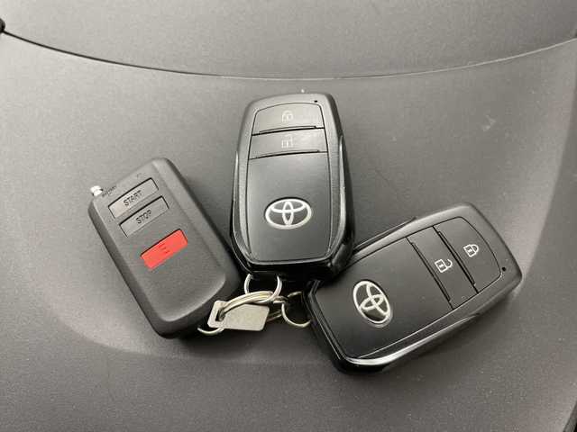 トヨタ ヤリスクロス G 道央・札幌 2022(令4)年 0.5万km ブラックマイカ ・４WD /寒冷地仕様/・トヨタセーフティセンス/・プリクラッシュセーフティ/・レーダークルーズコントロール/・純正ディスプレイオーディオ/・ナビ　/Bluetooth/USB/フルセグ/・パノラミックビュー/バックカメラ /・LEDライト/オートハイビーム/・純正エンジンスターター/・ミラーヒーター/・ビルトインETC/・スマートキー/プッシュスタート/・スタッドレスタイヤ積込