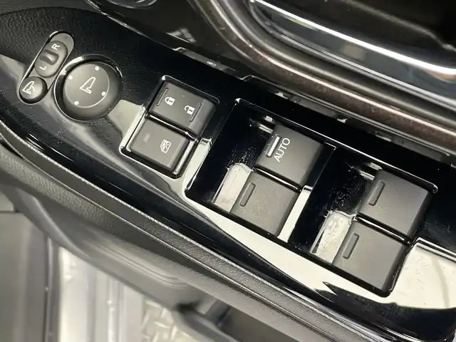ホンダ Ｎ ＢＯＸ カスタム G L ホンダセンシング 栃木県 2017(平29)年 3万km ルナシルバーM 純正SDナビ/（CD/DVD/フルセグTV/Bluetooth/USB）/バックカメラ/ホンダセンシング/ビルトインETC/片側パワースライドドア/チップアップシート/ベンチシート/禁煙車/オートライト/LEDヘッドライト/横滑り防止装置/スマートキー/プッシュスタート/アイドリングストップ/純正14インチアルミホイール/純正フロアマット