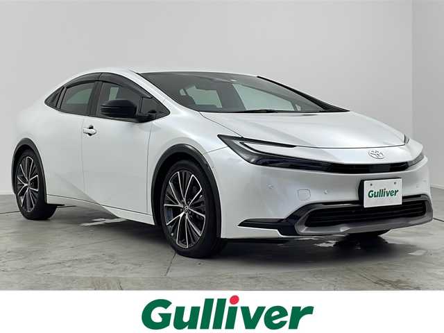 トヨタ プリウス Z 愛知県 2023(令5)年 1.6万km プラチナホワイトパールマイカ ・純正12.3インチディスプレイ/ナビ/フルセグTV/Apple Carplay/・パノラミックビューモニター/・アドバンスドパーク/・パワーシート/・ブラインドスポットモニター/・レザー調シート/・シートベンチレーション/ヒーター/・ハンドルヒーター/・パワーバックドア/・デジタルインナーミラー/・ETC２．０/・AC100V/1500W(2列目・荷室)/・ワイヤレス充電/・トヨタセーフティーセンス/プリクラッシュセーフティ/レーントレーシングアシスト/レーンディパーチャーアラート/レーダークルーズコントロール（全車速追従機能付）/アダプティブハイビームシステム／オートマチックハイビーム/ロードサインアシスト/ドライバー異常時対応システム/プロアクティブドライビングアシスト/発進遅れ告知機能/緊急時操舵支援（アクティブ操舵機能付）/フロントクロストラフィックアラート/レーンチェンジアシスト
