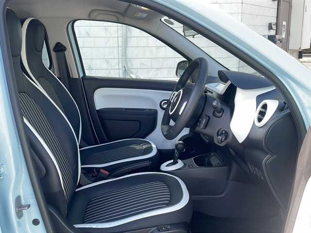 ルノー トゥインゴ インテンス 神奈川県 2022(令4)年 0.7万km ブルードラジェ 登録時走行距離6784km/車検満了日 令和9年9月29日/ワンオーナー/純正ディスプレイオーディオ/(USB/BT/AUX/AppleCarplay/AndroidAuto)/バックカメラ/リモコンキー/クルーズコントロール/速度リミッター/レーンキープアシスト/パーキングセンサー/アイドリングストップ/ハーフレザーシート/D/N席シートヒーター/ETC/前後ドライブレコーダー/オートライト/フォグランプ/フロアマット/ISOFIX/スペアキー×1/保証書/取扱説明書