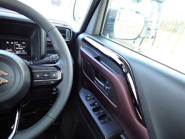 スズキ スペーシア カスタム HYBRID XS ターボ 千葉県 2025(令7)年 0.1千km ピュアホワイトパール/ブラック2トーン 【届出済未使用車】/純正ナビ/・フルセグTV/・全方位カメラ/・Bluetooth/・FM/AMラジオ/LEDヘッドライト/LEDフォグランプ/パワーモード/ヘッドアップディスプレイ/スズキセーティサポート/両側パワースライドドア/ハーフレザーシート/シートヒーター/純正15インチAW/アダプティブクルーズコントロール/プッシュスタート/スマートキー2本/プレミアムUV/IRカットガラス/サイド/カーテンエアバッグ/保証書/取扱説明書