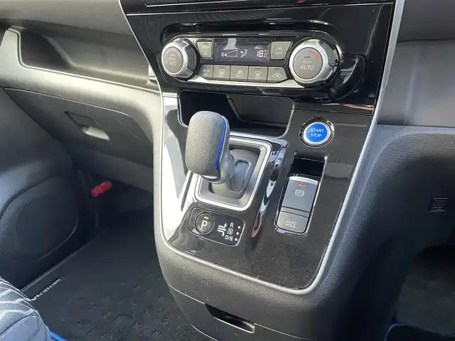 日産 セレナ e－パワー ハイウェイスター V 鳥取県 2020(令2)年 4万km 黒 純正１０型ナビ／ＴＶ／ＤＶＤ／ＣＤ／ＢＴ/アラウンドビューモニター/フリップダウン/ドライブレコーダー・ビルトインＥＴＣ/セーフティパックＢ/エマージェンシーブレーキ/プロパイロット/レーンキープアシスト/両側パワースライドドア/ＬＥＤライト/フォグライト/前後クリアランスソナー/全席シートカバー/電動パーキングブレーキ/プッシュエンジンスタート/純正１５インチアルミホイール/フロアマット