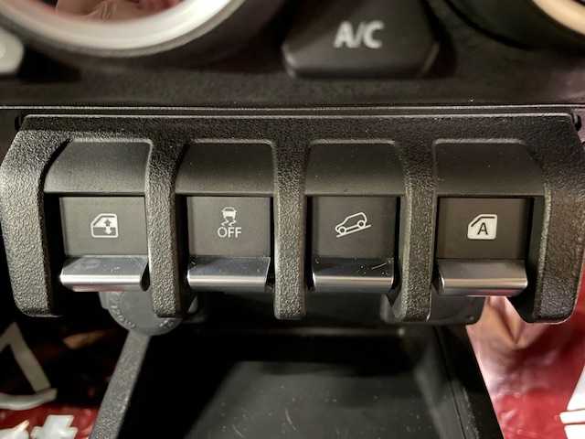 スズキ ジムニー XC 道央・札幌 2019(令1)年 4.8万km シフォンアイボリーメタリックブラック2トーンルーフ 【2511014617】/ワンオーナー　/衝突軽減ブレーキ　/社外ナビ　/フルセグＴＶ　/ドライブレコーダー　/前席シートヒーター　/純正１５インチアルミホイール/プッシュスタート　/スマートキー　/ＬＥＤヘッドライト　/フォグランプ　/ＥＴＣ