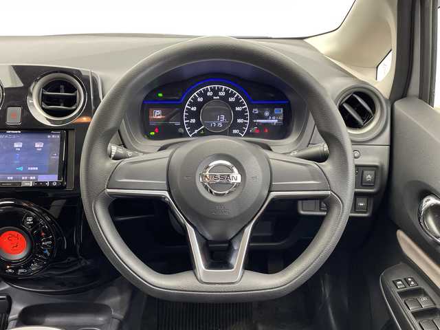 日産 ノート e－パワー B 栃木県 2018(平30)年 3.1万km ブリリアントシルバー SDナビ/（CD/フルセグTV）/全方位カメラ/コーナーセンサー/ETC/禁煙車/デジタルインナーミラー/オートライト/横滑り防止機能/スマートキー/プッシュスタート/電動格納ミラー/フロアマット