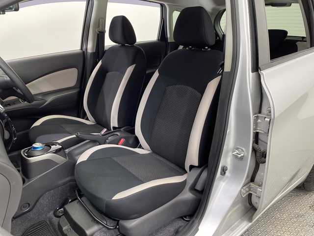 日産 ノート e－パワー B 栃木県 2018(平30)年 3.1万km ブリリアントシルバー SDナビ/（CD/フルセグTV）/全方位カメラ/コーナーセンサー/ETC/禁煙車/デジタルインナーミラー/オートライト/横滑り防止機能/スマートキー/プッシュスタート/電動格納ミラー/フロアマット