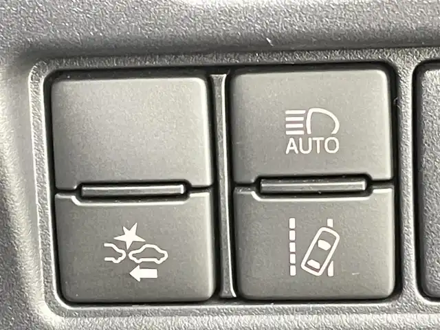 トヨタ ヴォクシー ZS 煌Ⅲ 千葉県 2021(令3)年 1.6万km ホワイトパールクリスタルシャイン 禁煙車/ワンオーナー/トヨタセーフティセンス/・レーンディパーチャーアラート/・プリクラッシュセーフティブレーキ/・クリアランスソナー/・クルーズコントロール/両側パワースライドドア/純正9インチメモリナビ/・型番：NSZT-Y68T/・CD/DVD/Bluetooth/フルセグTV/・バックカメラ/・ビルトインETC2.0/革巻きステアリング/・ステアリングスイッチ/ハーフレザーシート/MT付きAT/左右独立エアコン/純正フロアマット/純正16インチAW/オートライト/・オートマチックハイビーム/・LEDヘッドライト/・LEDフォグランプ