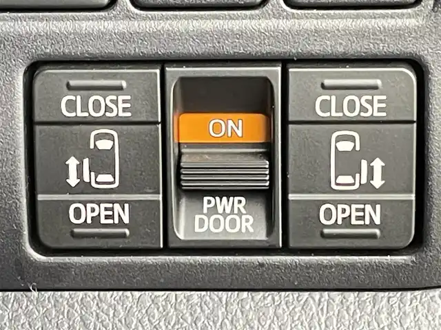 トヨタ ヴォクシー ZS 煌Ⅲ 千葉県 2021(令3)年 1.6万km ホワイトパールクリスタルシャイン 禁煙車/ワンオーナー/トヨタセーフティセンス/・レーンディパーチャーアラート/・プリクラッシュセーフティブレーキ/・クリアランスソナー/・クルーズコントロール/両側パワースライドドア/純正9インチメモリナビ/・型番：NSZT-Y68T/・CD/DVD/Bluetooth/フルセグTV/・バックカメラ/・ビルトインETC2.0/革巻きステアリング/・ステアリングスイッチ/ハーフレザーシート/MT付きAT/左右独立エアコン/純正フロアマット/純正16インチAW/オートライト/・オートマチックハイビーム/・LEDヘッドライト/・LEDフォグランプ