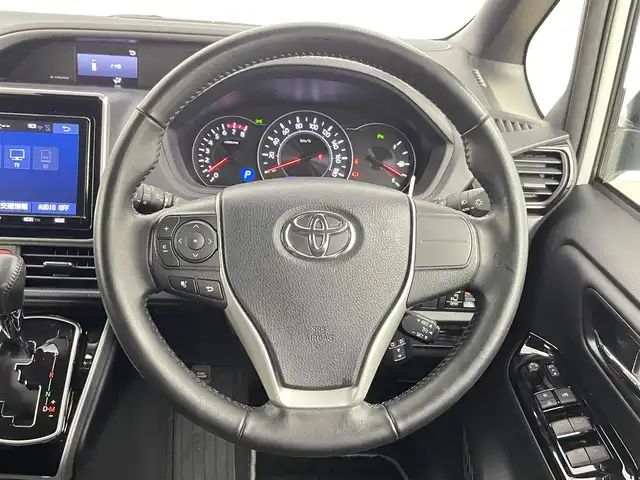 トヨタ ヴォクシー ZS 煌Ⅲ 千葉県 2021(令3)年 1.6万km ホワイトパールクリスタルシャイン 禁煙車/ワンオーナー/トヨタセーフティセンス/・レーンディパーチャーアラート/・プリクラッシュセーフティブレーキ/・クリアランスソナー/・クルーズコントロール/両側パワースライドドア/純正9インチメモリナビ/・型番：NSZT-Y68T/・CD/DVD/Bluetooth/フルセグTV/・バックカメラ/・ビルトインETC2.0/革巻きステアリング/・ステアリングスイッチ/ハーフレザーシート/MT付きAT/左右独立エアコン/純正フロアマット/純正16インチAW/オートライト/・オートマチックハイビーム/・LEDヘッドライト/・LEDフォグランプ