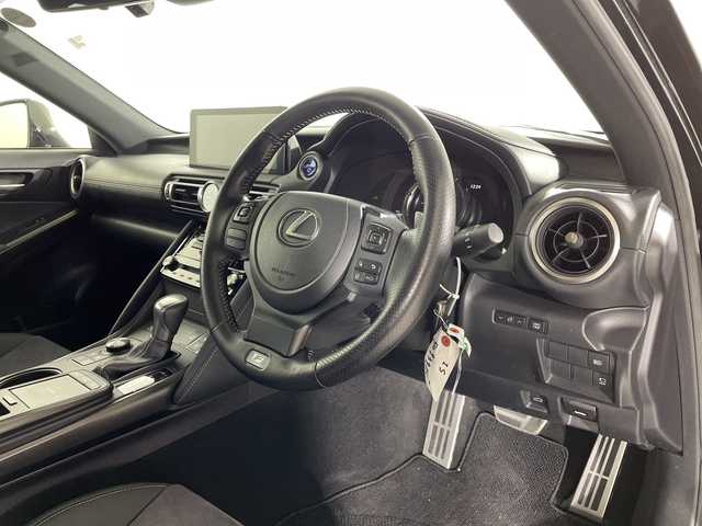 レクサス ＩＳ 300h Fスポーツ モードブラックS 佐賀県 2022(令4)年 2.9万km グラファイトブラックガラスフレーク 純正10.3インチナビ/フルセグTV/CD/DVD/Bluetooth/全方位カメラ/サンルーフ/衝突被害軽減システム/レーダークルーズコントロール/レーンアシスト/ブラインドスポットモニター/先行車発進告知機能/ロードサインアシスト/パーキングサポートブレーキ/オートライト/オートマチックハイビーム/LEDヘッドライト/電子パーキング/ブレーキホールド/横滑り防止装置/オートワイパー/前後ドライブレコーダー/ビルトインETC2.0/運転席・助手席シートヒータ/運転席・助手席エアシート/運転席・助手席パワーシート/ハーフレザーシート/ISOFIX対応シート/パドルシフト/純正フロアマット/純正19インチアルミホイール/スマートキー