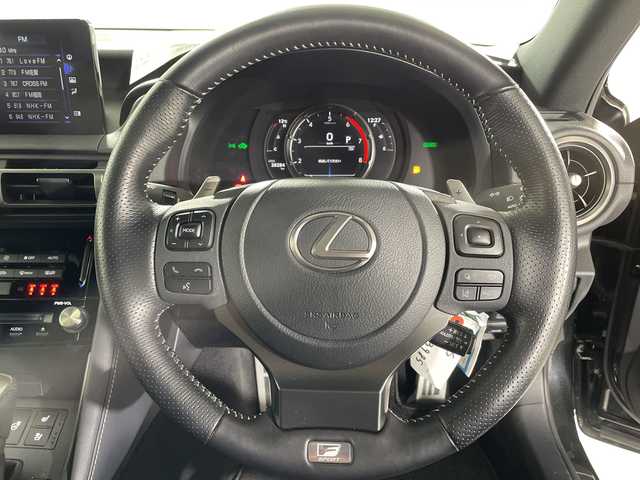 レクサス ＩＳ 300h Fスポーツ モードブラックS 佐賀県 2022(令4)年 2.9万km グラファイトブラックガラスフレーク 純正10.3インチナビ/フルセグTV/CD/DVD/Bluetooth/全方位カメラ/サンルーフ/衝突被害軽減システム/レーダークルーズコントロール/レーンアシスト/ブラインドスポットモニター/先行車発進告知機能/ロードサインアシスト/パーキングサポートブレーキ/オートライト/オートマチックハイビーム/LEDヘッドライト/電子パーキング/ブレーキホールド/横滑り防止装置/オートワイパー/前後ドライブレコーダー/ビルトインETC2.0/運転席・助手席シートヒータ/運転席・助手席エアシート/運転席・助手席パワーシート/ハーフレザーシート/ISOFIX対応シート/パドルシフト/純正フロアマット/純正19インチアルミホイール/スマートキー