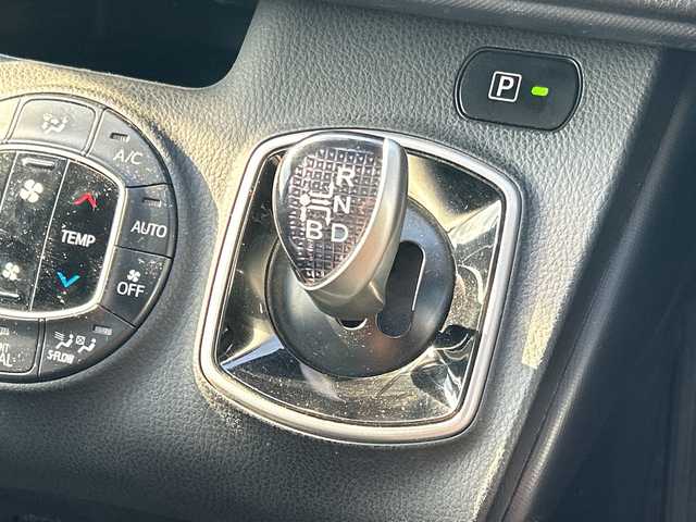 トヨタ ノア ハイブリッド X ディライトプラス 千葉県 2015(平27)年 9.9万km ブラック ナビNSZT-Y64T　リアフリップダウンモニター　バックカメラ　ビルトインETC　両側パワースライドドア　TRC　オートライト　HID　スマートキー　プッシュスタート　純正15インチアルミホイール