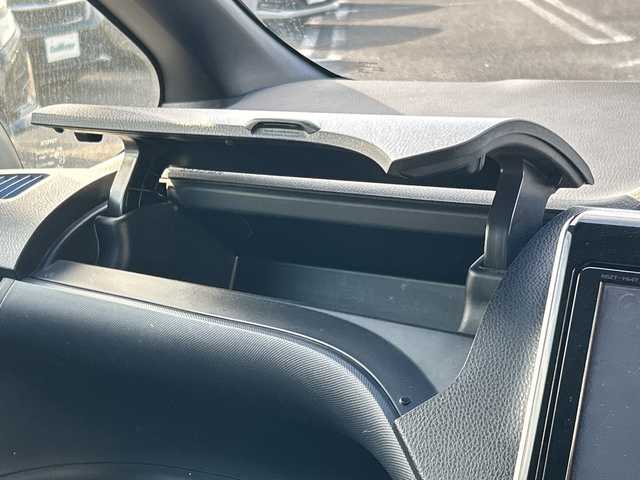 トヨタ ノア ハイブリッド X ディライトプラス 千葉県 2015(平27)年 9.9万km ブラック ナビNSZT-Y64T　リアフリップダウンモニター　バックカメラ　ビルトインETC　両側パワースライドドア　TRC　オートライト　HID　スマートキー　プッシュスタート　純正15インチアルミホイール