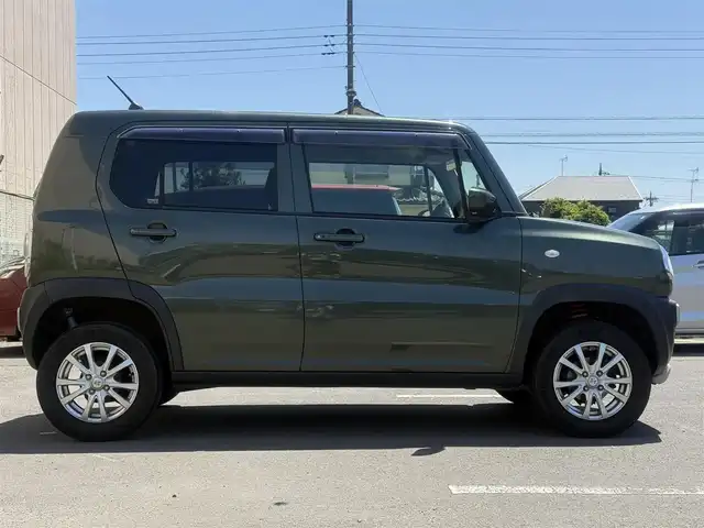スズキ ハスラー G ターボ 東京都 2018(平30)年 12万km クールカーキPM 4WD/ターボ/レーダーブレーキサポート（衝突被害経伝ブレーキ）/誤発進抑制機能/アイドリングストップシステム/S -エネチャージ（ハイブリッド）/ハロゲンヘッドランプ/ボディ同色ルーフ/ルーフ同色ドアミラー（電動格納/ヒーター付）/ボディ同色アウトサイドドアハンドル/無塗装フェンダーアーチモール/シルバー加飾付無塗装リアバンパー/「HUSTLER」メッキエンブレム/リアワイパー/シルバー加飾付ウレタン製ステアリングホイール/チルトステアリング/SRSエアバッグ（運転席/助手席）/オートエアコン/シルバーエアコンパネル/エコクール/リアヒーターダクト/アシストグリップ（助手席/後席）/バニティミラー（運転席）/パイピング付モザイク柄ブラックファブリックシート/ベンチシート（前席）/シートバックテーブル（助手席）/シートヒーター（運転席/助手席）/シートリフター（運転席）/分割スライドシート（後席）/ヘッドレスト（運転席/助手席/後席）/キーレスプッシュスタートシステム/オーディオ無/2スピーカー/シルバースピーカーリング/ETC/グリップコントロール/HDC/横滑り防止装置