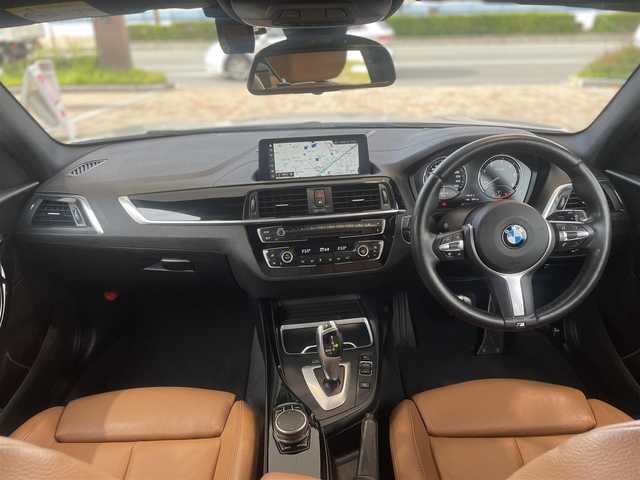 ＢＭＷ １１８ｄ Mスポーツ エディションシャドー 兵庫県 2017(平29)年 6万km アルピンホワイトⅢ ・ブラウンレザーシート/・純正HDDナビ/・CD/DVD/BT/・バックカメラ/・ステアリングリモコン/・純正18インチAW/・コンフォートアクセス/・アイドリングストップ/・コーナーセンサー/・オートLEDヘッドランプ/・LEDフォグランプ/・アダプティブクルーズコントロール/・インテリジェントセーフティ（衝突軽減ブレーキ）/・車線逸脱警報/・ドライブレコーダー