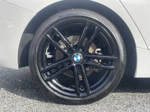 ＢＭＷ １１８ｄ Mスポーツ エディションシャドー 兵庫県 2017(平29)年 6万km アルピンホワイトⅢ ・ブラウンレザーシート/・純正HDDナビ/・CD/DVD/BT/・バックカメラ/・ステアリングリモコン/・純正18インチAW/・コンフォートアクセス/・アイドリングストップ/・コーナーセンサー/・オートLEDヘッドランプ/・LEDフォグランプ/・アダプティブクルーズコントロール/・インテリジェントセーフティ（衝突軽減ブレーキ）/・車線逸脱警報/・ドライブレコーダー