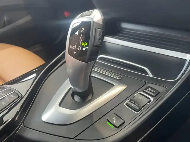 ＢＭＷ １１８ｄ Mスポーツ エディションシャドー 兵庫県 2017(平29)年 6万km アルピンホワイトⅢ ・ブラウンレザーシート/・純正HDDナビ/・CD/DVD/BT/・バックカメラ/・ステアリングリモコン/・純正18インチAW/・コンフォートアクセス/・アイドリングストップ/・コーナーセンサー/・オートLEDヘッドランプ/・LEDフォグランプ/・アダプティブクルーズコントロール/・インテリジェントセーフティ（衝突軽減ブレーキ）/・車線逸脱警報/・ドライブレコーダー