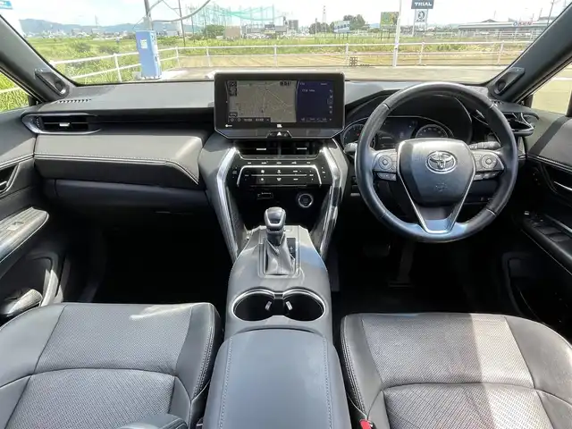トヨタ ハリアー Z レザーパッケージ 佐賀県 2020(令2)年 2.7万km ブラック ワンオーナー/12.3インチディスプレイオーディオ/・ナビ/AM/FM/USB/BT/Miracast/AUX/・フルセグTV/・バックカメラ/JBLサウンドシステム/デジタルインナーミラー/ブラインドスポットモニター/黒革シート/前席エアーシート/シートヒーター/前席パワーシート(運転席メモリー付き)/ハンドルヒーター/パワーバックドア/ETC2.0/HUD/電動パーキングブレーキ/オートホールド機能/LEDヘッドライト/スマートキー×2/純正フロアマット/新車保証書/取扱説明書/トヨタセーフティーセンス/・プリクラッシュセーフティー/・レーントレーシングアシスト/・レーンディパーチャーアラート/・レーダークルーズコントロール