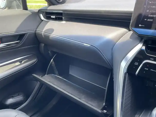 トヨタ ハリアー Z レザーパッケージ 佐賀県 2020(令2)年 2.7万km ブラック ワンオーナー/12.3インチディスプレイオーディオ/・ナビ/AM/FM/USB/BT/Miracast/AUX/・フルセグTV/・バックカメラ/JBLサウンドシステム/デジタルインナーミラー/ブラインドスポットモニター/黒革シート/前席エアーシート/シートヒーター/前席パワーシート(運転席メモリー付き)/ハンドルヒーター/パワーバックドア/ETC2.0/HUD/電動パーキングブレーキ/オートホールド機能/LEDヘッドライト/スマートキー×2/純正フロアマット/新車保証書/取扱説明書/トヨタセーフティーセンス/・プリクラッシュセーフティー/・レーントレーシングアシスト/・レーンディパーチャーアラート/・レーダークルーズコントロール