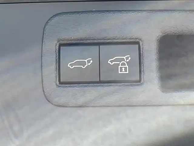 トヨタ ハリアー Z レザーパッケージ 佐賀県 2020(令2)年 2.7万km ブラック ワンオーナー/12.3インチディスプレイオーディオ/・ナビ/AM/FM/USB/BT/Miracast/AUX/・フルセグTV/・バックカメラ/JBLサウンドシステム/デジタルインナーミラー/ブラインドスポットモニター/黒革シート/前席エアーシート/シートヒーター/前席パワーシート(運転席メモリー付き)/ハンドルヒーター/パワーバックドア/ETC2.0/HUD/電動パーキングブレーキ/オートホールド機能/LEDヘッドライト/スマートキー×2/純正フロアマット/新車保証書/取扱説明書/トヨタセーフティーセンス/・プリクラッシュセーフティー/・レーントレーシングアシスト/・レーンディパーチャーアラート/・レーダークルーズコントロール