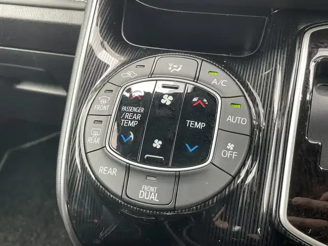 トヨタ エスクァイア Gi プレミアムパッケージ ブラックテーラード 千葉県 2021(令3)年 3.7万km ホワイトパールクリスタルシャイン トヨタセーフティセンス/　衝突軽減ブレーキ/レーンキープアシスト/　オートハイビーム/クリアランスソナー/純正フリップダウンモニター/純正10インチナビ/　フルセグ/BT/DVD/CD/MSV/USB/HDMI/バックカメラ/ステアリングスイッチ/クルーズコントロール/ETC2.0/両側パワースライドドア/ハーフレザーシート/シートヒーター(D/N席)/LEDヘッドライト/オートライト/フォグライト/スマートキー/プッシュスタート