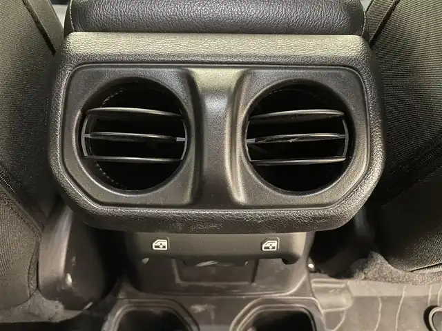 クライスラー・ジープ ジープ ラングラー アンリミテッド スポーツ アルティテュード 熊本県 2020(令2)年 3.9万km グレー ・ワンオーナー/・スマートキー/・プッシュスタート/・前面衝突警報ブレーキ/・パーキングセンサー/・ヒルスタートアシスト/・クルーズコントロール(追従式)/・純正ディスプレイオーディオ/　【Bluetooth・USB・AUX】/・バックカメラ/・左サイドカメラ/・ETC/・フォグランプ/・純正ラバーマット/・純正バイザー/・保証書/取説