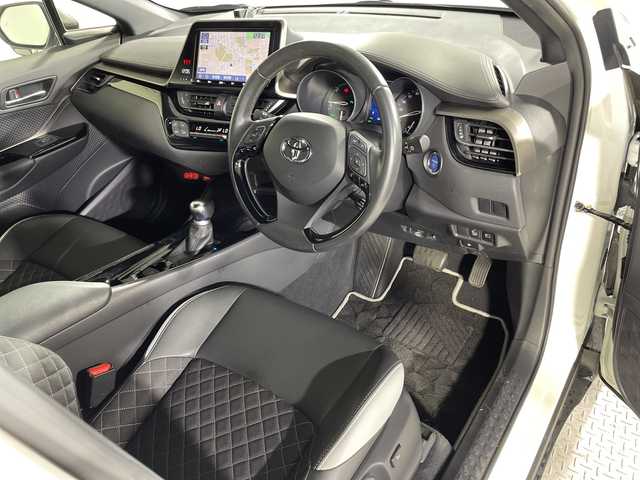 トヨタ Ｃ－ＨＲ G モード ネロ 神奈川県 2019(平31)年 6.5万km パール トヨタセーフティセンス/・プリクラッシュセーフティ/・レーンディパーチャーアラート/・オートマチックハイビーム/・レーダークルーズコントロール/純正9インチナビ/・BT/フルセグTV/SD/CD/DVD/AM/FM/バックカメラ/ハーフレザーシート/パワーシート(D)/シートヒーター(D/N)/シートリフター/ビルトインETC2.0/BSM/コーナーセンサー/電動サイドブレーキ/オートブレーキホールド/革巻きステアリング/ステアリングスイッチ/Autoライト/スマートキー/プッシュスタートボタン/自動防眩ミラー/LEDヘッドライト/フォグランプ/シーケンシャルウィンカー/電動格納ミラー/ウィンカーミラー/純正フロアマット/純正ドアバイザー/純正アルミホイール