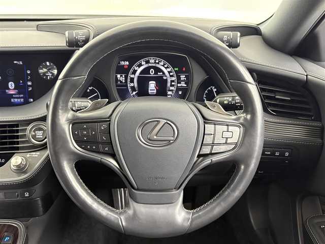 レクサス ＬＳ 500 Iパッケージ 埼玉県 2018(平30)年 5.1万km ソニッククォーツ 12．3インチメモリナビ/（AM/FM/CD/DVD/BT/フルTV）/全方位カメラ/サンルーフ/レクサスセーフティセンス/・プリクラッシュセーフティ/・レーントレーシングアシスト/・レーダークルーズコントロール/・ロードサインアシスト/・パーキングサポートブレーキ/レザーシート/・シートヒーター/・エアシート/メモリ付きパワーシート/純正ドラレコ/純正アルミホイール/純正フロアマット/保証書/取扱説明書/スペア1本