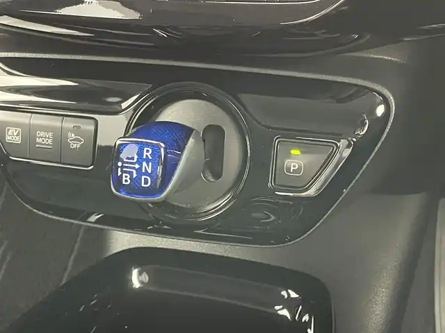 トヨタ プリウス Sセーフティプラス ツートーン 岡山県 2018(平30)年 6.8万km アティチュードブラックマイカ/ホワイトパールクリスタルシャイン 純正SDナビ/BT(NSZT-W66T)/バックカメラ/前後コーナーセンサー/ビルトインETC/スマートキー/プッシュスタート/パーキングアシスト/レーンアシストキープ/衝突軽減ブレーキ/追従クルーズコントロール/プリクラッシュセーフティシステム/踏み間違い防止機能/アイドリングストップ/LEDヘッドライト/LEDフォグランプ/純正17インチAW/オートエアコン/ISOFIX/ステアスイッチ/チルトステアリング/シートリフター/ウインカーミラー/ドアバイザー/フロアマット/新車保証書/取扱説明書