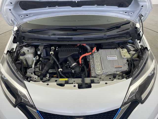 日産 ノート e－パワー X 栃木県 2016(平28)年 6.7万km ブリリアントホワイトパール 社外メモリーナビ/・AM/FM/CD/DVD/フルセグ/BT/iPod/USB/エマージェンシーブレーキ/車線逸脱警報/ETC/電動格納ミラー/純正マット/社外14インチアルミホイール