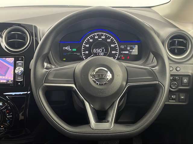 日産 ノート e－パワー X 栃木県 2016(平28)年 6.7万km ブリリアントホワイトパール 社外メモリーナビ/・AM/FM/CD/DVD/フルセグ/BT/iPod/USB/エマージェンシーブレーキ/車線逸脱警報/ETC/電動格納ミラー/純正マット/社外14インチアルミホイール