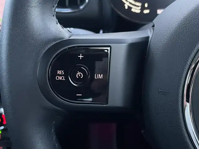ＭＩＮＩ ＢＭＷ ミニ クロスオーバー クーパー D 東京都 2022(令4)年 3.3万km 黒 純正ディスプレイオーディオ/AppleCarplay/Bluetooth接続/USB接続/ミラー一体型ETC2.0/純正ドライブレコーダー/バックモニター/クルーズコントロール/ハーフレザーシート/シートヒーター/ルーフレール/インテリジェントセーフティ/純正18インチアルミホイール/オートライト/純正LEDヘッドライト/サイドエアバック/カーテンエアバック